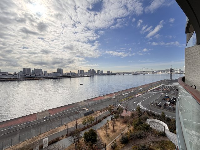 光溢れる南東向き、7階からのパノラマビュー。開放的なバルコニーは、運河を渡る心地よい風を感じる癒やしの空間です。朝日に輝く水面を眺めながら、ゆとりあるティータイムやリラックスした時間を過ごせます。