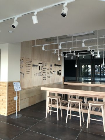共用施設【SEA B棟 CRAFT ROOM】
自転車の手入れなどに便利な土間スペース、DIY等を楽しむための作業台や工具を配置しました。