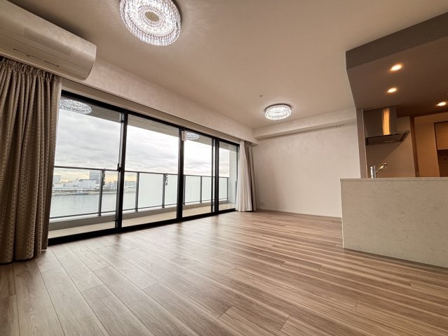 【18.1帖LDK】南東向きのワイドスパン採光により、日当たり・通風共に良好です。遮るもののないリバーフロントならではの眺望が、リビングのどこからでも楽しめます。家具配置もしやすい開放的な大空間です。