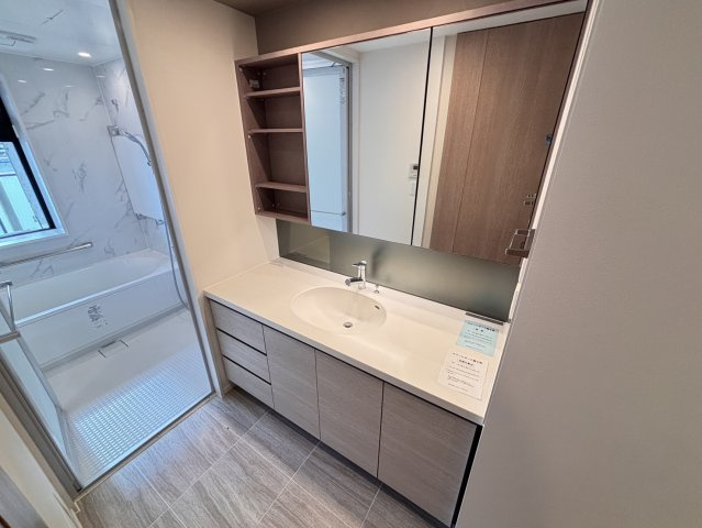 キッチン・廊下・寝室WICへ繋がる3Way動線で、家事も身支度も効率化。回遊性のある設計により、生活シーンに合わせたスムーズな移動が可能です。ゆとりある広さと、洗練されたデザインの洗面台も魅力。