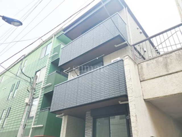 ライズィングの外観|鉄骨造３階建ての物件です☆