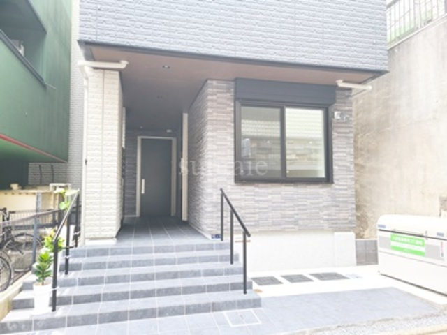 ライズィングのエントランス|建物正面です☆