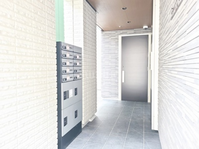 ライズィングのロビー|建物の入り口はこちらです☆