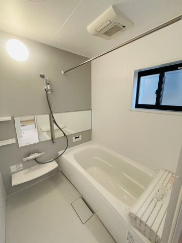 西京極東大丸町　新築参考Cプランの完成予想図|【施工例】
衣類乾燥や暖房、涼風等…多機能浴室乾燥機が完備された浴室です。日常生活をより快適に過ごせそうですね♪