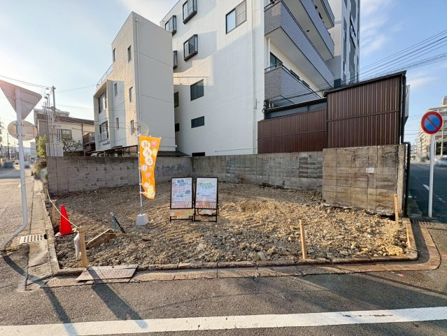 西京極東大丸町　新築参考Cプランの前面道路含む現地写真|『南東角地！』
２方向の道路に面し、開放感が感じられます！南向きにつき日当たり＆風通しも共に良好！（R8.2撮影）