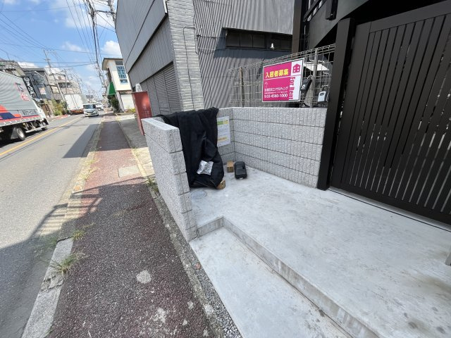 ハルジュールの駐車場|敷地内ゴミ置き場あります
