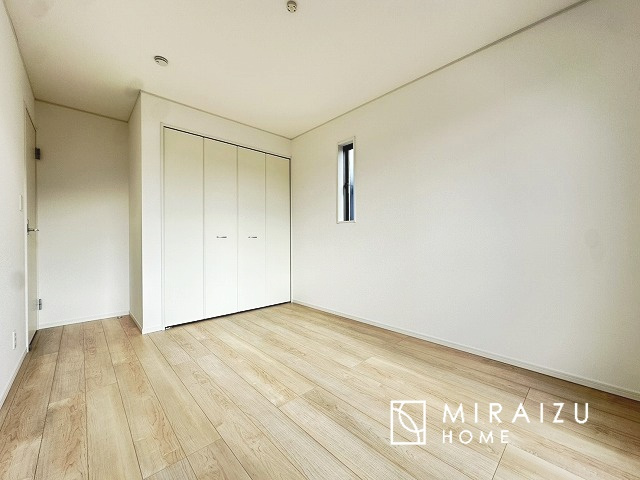 【洋室】 | 暮らしやすさを考えたプランで快適な現地ロケーションを実現。安らぎに満たされる、ゆとりのある日々を過ごせます♪