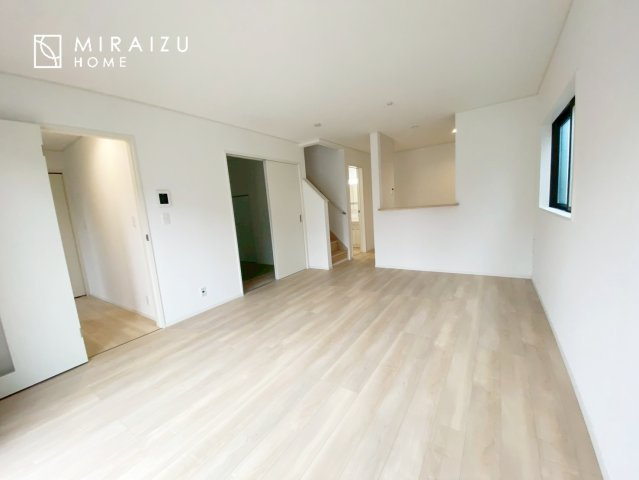 【居間・リビング】 | お子さんが宿題をしたり、ちょっとした作業もできる、家族みんながそれぞれの時間を過ごせるリビングです。