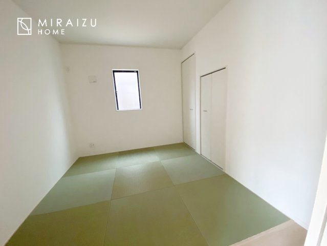 【居間・リビング】 | 窓が多いと温かな太陽の光と心地いい風が室内へと入ります。家族が集まるリビングは明るく過ごしやすいつくりです。窓が多いお家は住みやすい証です。