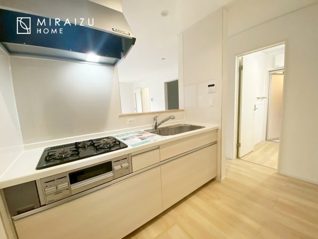 【キッチン】 | キッチンに立つ時間は意外と長いので、家族と会話しやすい対面式に。お手伝いして欲しい時もリビングにいる家族に気軽に声を掛けられます。