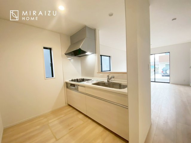 【キッチン】 | 広々としたキッチンは大きな深型シンク、3口コンロ、換気扇、大きなお鍋から小物まで取り出しやすさを考えられた引き出し収納の付いたシステムキッチンです。