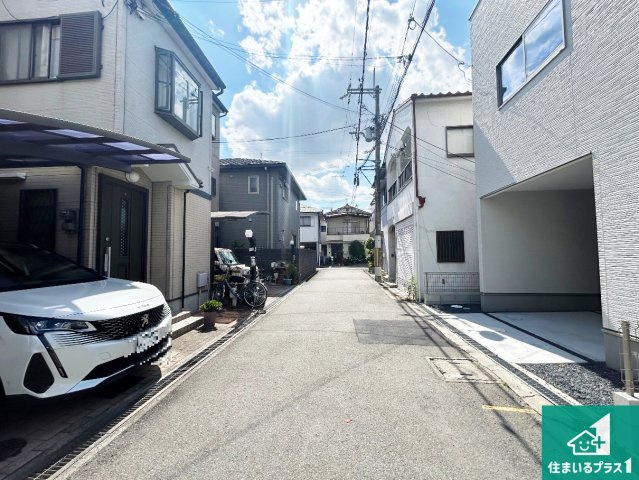 29(土)30(日)現地説明会！◆松原市岡　限定1邸の前面道路含む現地写真|周辺は閑静な住宅街！前面道路広々で車の出し入れも便利です。駐車が苦手な方でも安心して車庫入れできます！