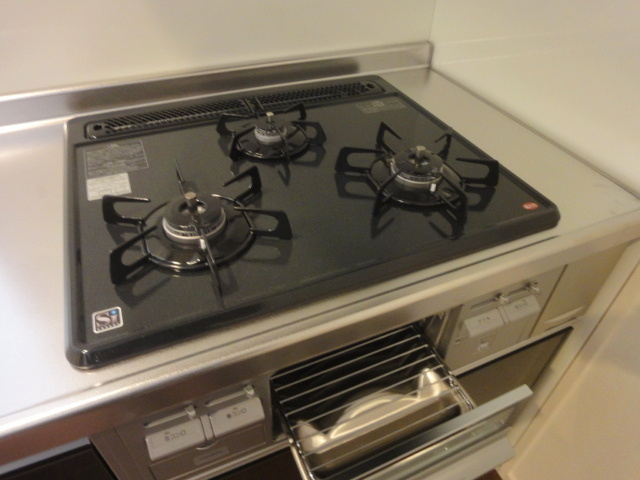 ハイバリー武蔵野のキッチン|★お料理しやすいグリル付き三口システムキッチンです♪