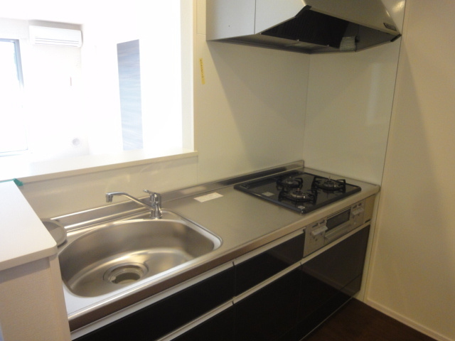 ハイバリー武蔵野のキッチン|★三口ガスコンロシステムキッチンです♪　★人気のセミｵｰﾌﾟﾝキッチンです♪