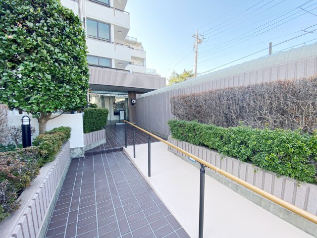 クレスト南浦和弐番館のエントランス