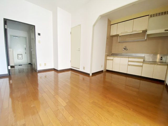 クレスト南浦和弐番館の居間・リビング|別号室の参考写真です。