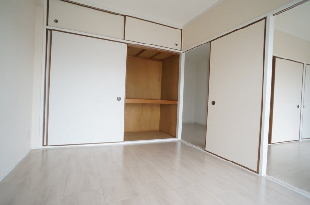 ソセイ末広の洋室