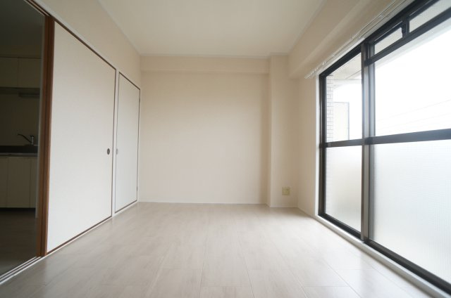 ソセイ末広の洋室