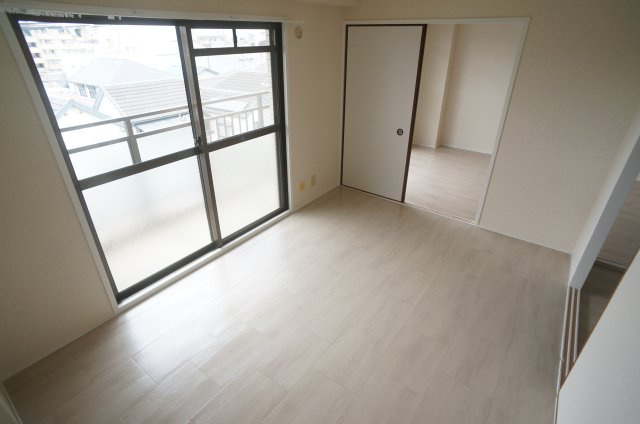 ソセイ末広の洋室