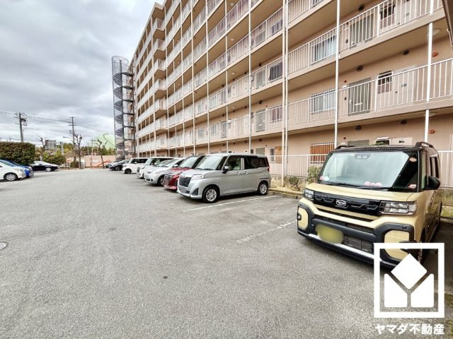 伏見日光ハイツ2号棟の駐車場