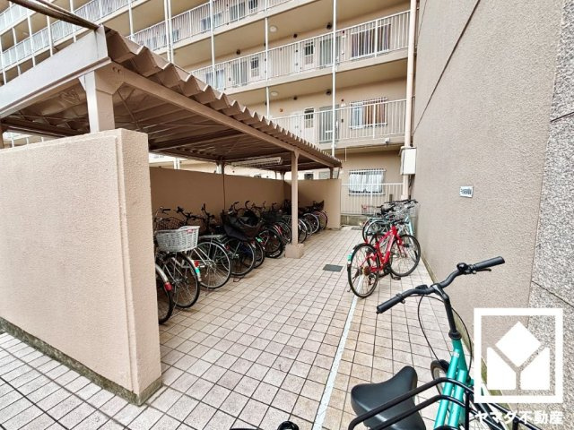 伏見日光ハイツ2号棟の駐輪場