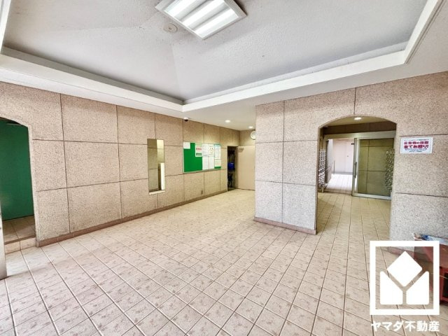伏見日光ハイツ2号棟のエントランス