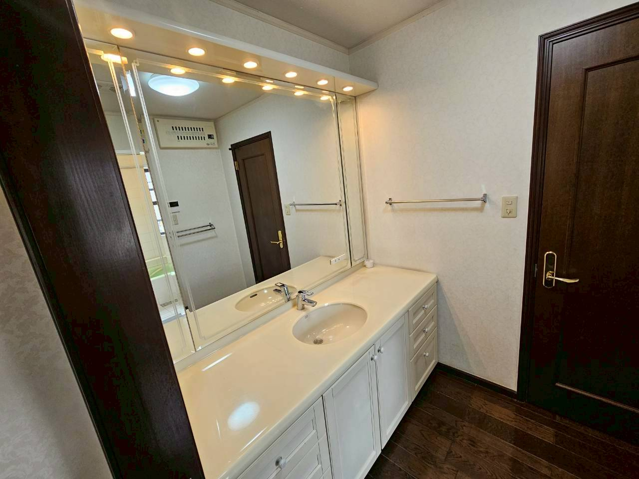 木津山町貸家の洗面所