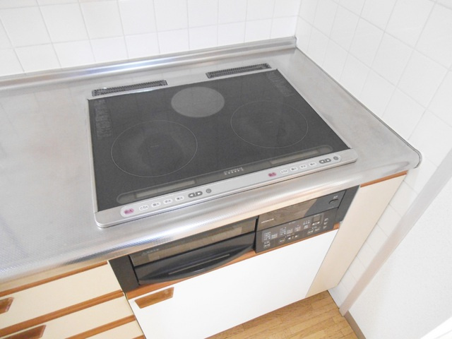 ライブ赤羽のキッチン|３口のIHシステムキッチン！