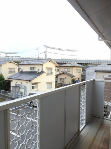 ニューシティ松田のバルコニー|暖かな日差しのふりそそぐバルコニー