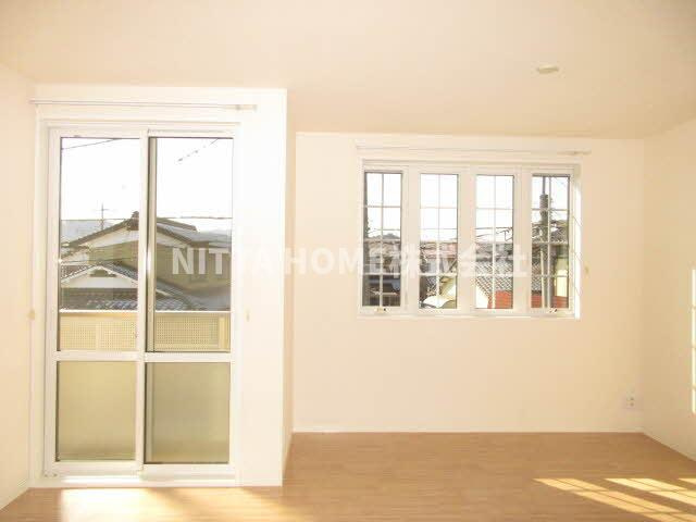 カーサ・ドマーニの居間・リビング|キッチンにバルコニーがついて日当たり良好◎