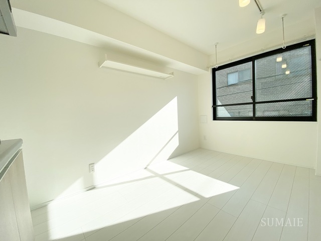 Y’ｓ Court Akabaneの洋室|人気のホワイトフローリングです。