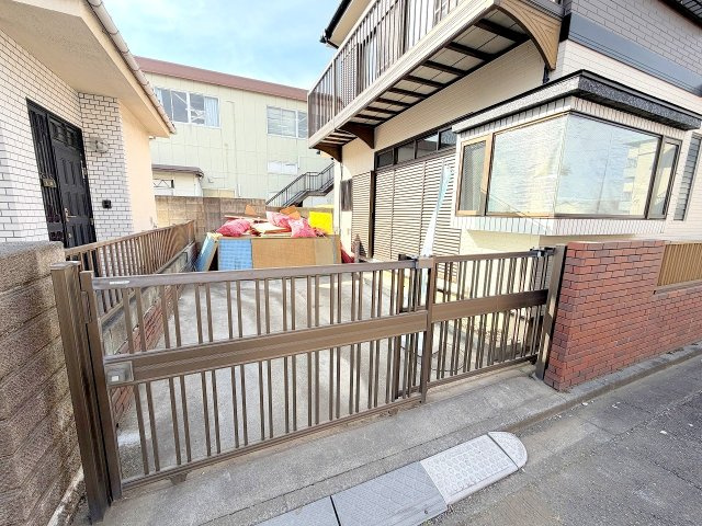 あきる野市二宮東2丁目　中古戸建の駐車場|２０２６年撮影※室内のご見学可能です。