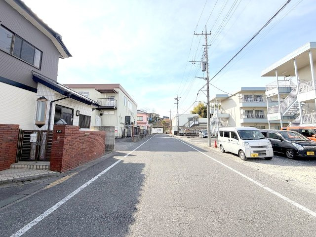 あきる野市二宮東2丁目　中古戸建の前面道路含む現地写真