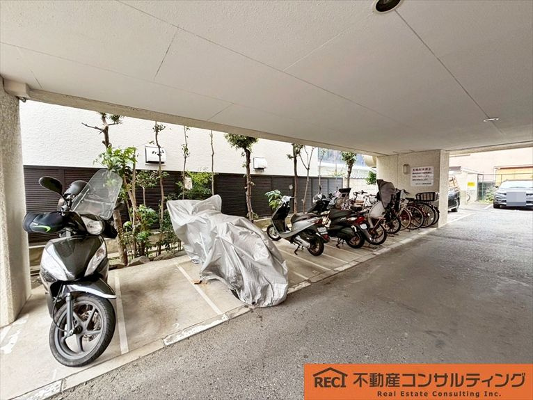 ルミエール青木の駐車場