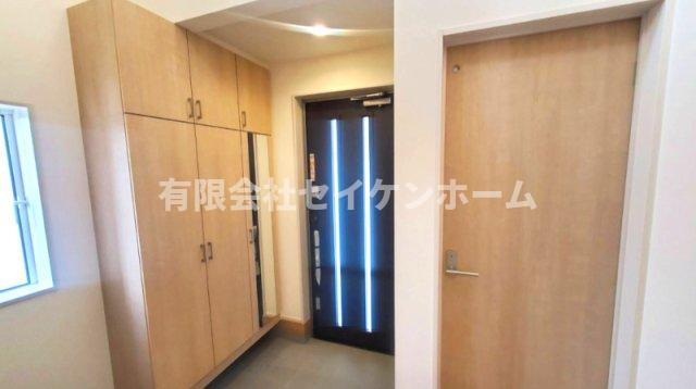 熊谷市赤城町1丁目　太陽光発電付きオール電化新築住宅の玄関