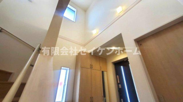 熊谷市赤城町1丁目　太陽光発電付きオール電化新築住宅の玄関
