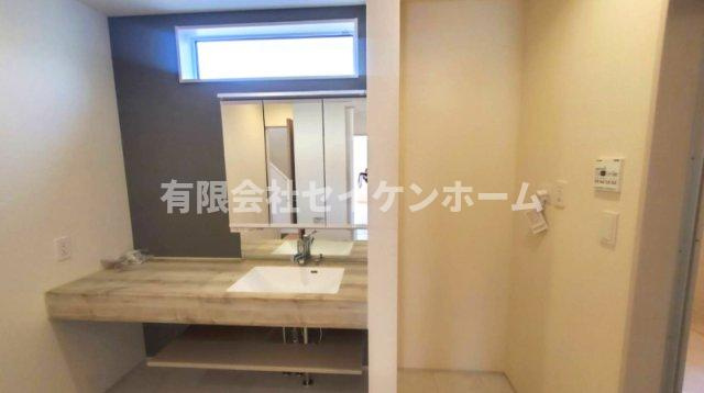 熊谷市赤城町1丁目　太陽光発電付きオール電化新築住宅の独立洗面台