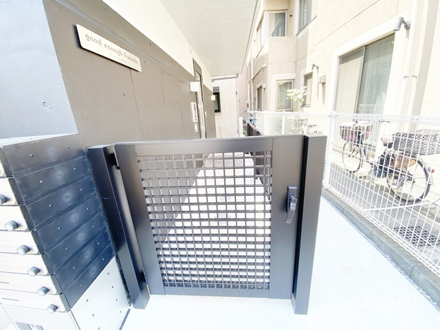 good　enough　舟渡のエントランス|エントランスの門扉となります。