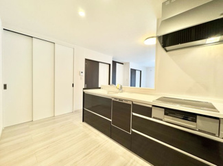 【キッチン】 | 宇治市伊勢田町砂田　中古戸建 | キッチンは対面式のシステムキッチンです。食洗器が完備されているので、洗い物の時間を短縮できます。