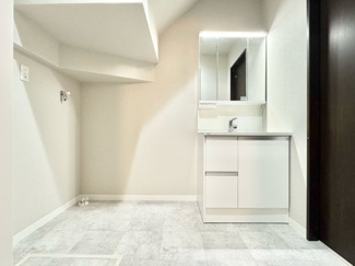 【洗面所】 | 宇治市伊勢田町砂田　中古戸建 | 三面鏡タイプの洗面化粧台ですので、鏡裏にも小物が収納でき水回りをスッキリと整理できます。