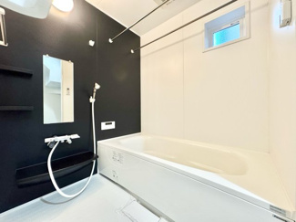 【浴室】 | 宇治市伊勢田町砂田　中古戸建 | 足を伸ばせる浴槽で一日の疲れをリフレッシュできます。浴室暖房乾燥機付きですので、急なお洗濯も安心です。