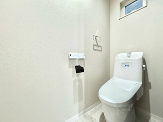 【トイレ】 | 宇治市伊勢田町砂田　中古戸建 | 【1階トイレ】
トイレが各階に設けられているので、朝の忙しい時間も安心です。