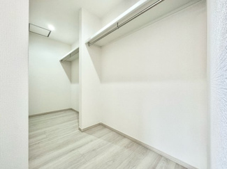 【収納】 | 宇治市伊勢田町砂田　中古戸建 | 【ウォークインクローゼット】
《イオンモール久御山》が車で約9分と気軽にショッピングも楽しめます。