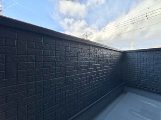 【バルコニー】 | 宇治市伊勢田町砂田　中古戸建 | 【バルコニー】
スーパーやコンビニが徒歩圏内に点在。毎日のお買物がスムーズで助かりますね。