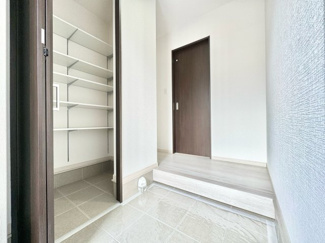 【玄関】 | 宇治市伊勢田町砂田　中古戸建 | 一度、実際にご覧になってみませんか？暮らしやすい周辺環境も含め、スタッフがご案内いたします。お家探しの第一歩としてでも大丈夫です(^^)/お気軽にお問い合わせ下さいね♪