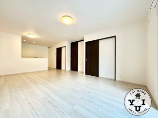 【居間・リビング】 | 宇治市伊勢田町砂田　中古戸建 | 令和7年12月リフォーム済み！2022年築の屋上付き築浅物件です。
20帖のLDKに駐車3台可能なゆったりとした間口で開放的！