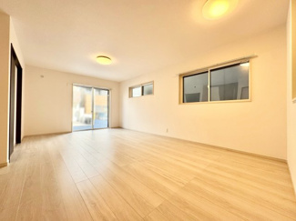 【居間・リビング】 | 宇治市伊勢田町砂田　中古戸建 | 【LDK20.0帖】