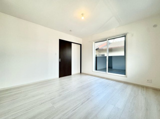 【洋室】 | 宇治市伊勢田町砂田　中古戸建 | 【洋室8.1帖】
ゆったりとくつろげる8.1帖の洋室です。バルコニーに面しており、掃き出し窓から温かい光が差し込みます。