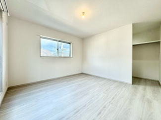 【洋室】 | 宇治市伊勢田町砂田　中古戸建 | 【洋室8.1帖】
収納はウォークインクローゼットが完備されています。スーツケースなど収納が難しいものもラクラク収納できます。