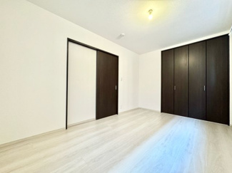 【洋室】 | 宇治市伊勢田町砂田　中古戸建 | 【洋室6.8帖】
こちらは南側に位置する6.8帖の洋室です。奥行のあるクローゼットが完備されているので、しっかりと収納できお部屋を広くお使いいただけます。